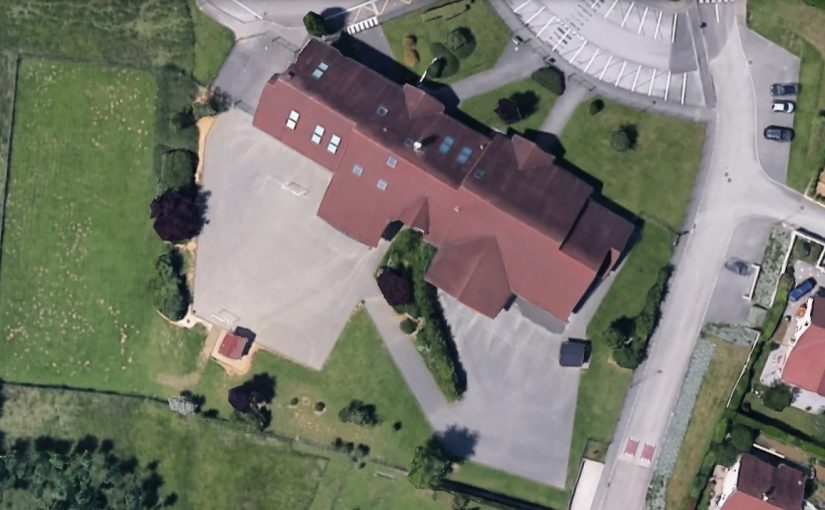 Jeu d’orientation dans la cour avec les CP CE1